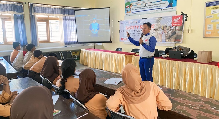 Satria Wiman Jaya selaku Instruktur Safety Riding dari Astra Motor NTB saat memberikan materi yang berfokus pada persiapan aman berkendara bagi para siswa-siswi SMPN 1 Lembar.