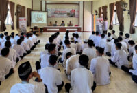 Instruktur Safety Riding Astra Motor NTB, Satria Wiman Jaya saat memberikan edukasi tentang safety riding kepada siswa-siswi SMKN 1 Taliwang.