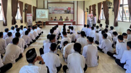 Instruktur Safety Riding Astra Motor NTB, Satria Wiman Jaya saat memberikan edukasi tentang safety riding kepada siswa-siswi SMKN 1 Taliwang.