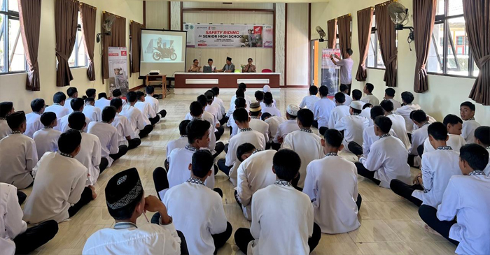 Instruktur Safety Riding Astra Motor NTB, Satria Wiman Jaya saat memberikan edukasi tentang safety riding kepada siswa-siswi SMKN 1 Taliwang.