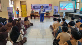 Para siswa-siswi SMPN 5 Lembar saat mengikuti kegiatan edukasi safety riding yang diadakan oleh Astra Motor NTB bekerja sama dengan Polres Lobar, pada Sabtu (12/10/2024).