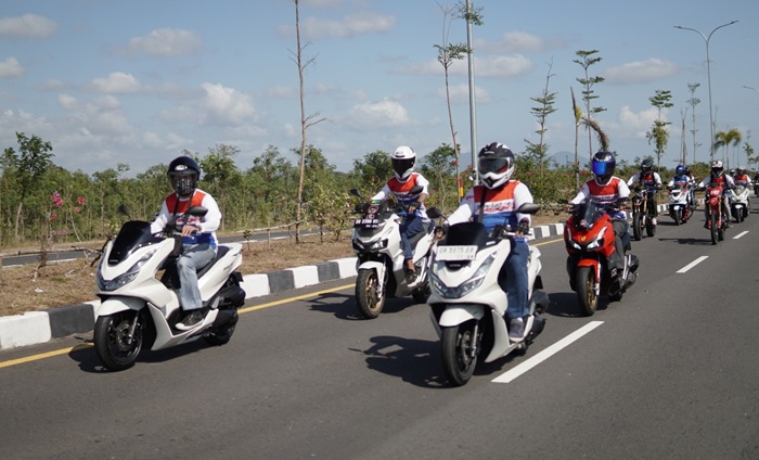 Ini kegiatan touring dengan mengendarai motor Honda.