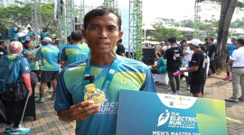 Ini salah satu peserta PLN Electric Run 2024 yang berhasil meraih juara.