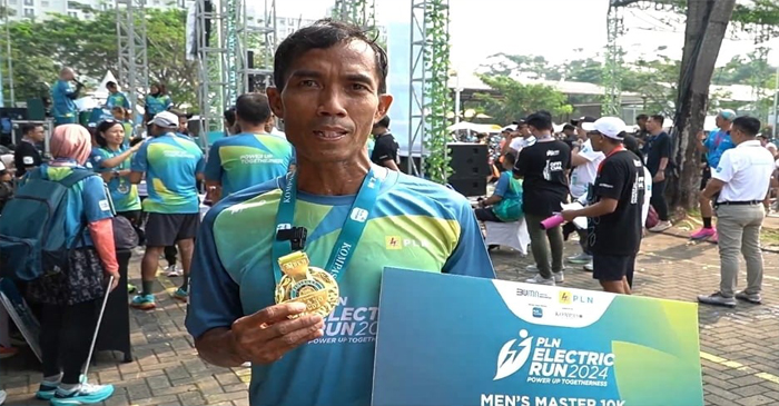 Ini salah satu peserta PLN Electric Run 2024 yang berhasil meraih juara.