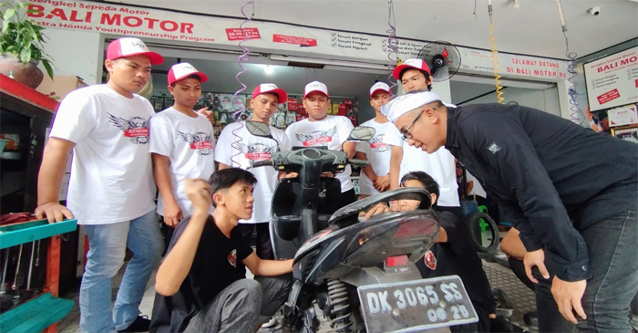 Suasana pengayaan kompetensi dalam membangun usaha bengkel otomotif.