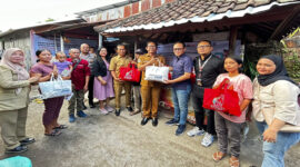 Astra Group melalui Astra Motor NTB saat turun langsung menyerahkan bantuan ke masyarakat tepatnya di Posyandu Cempaka Merah Lingkungan Batuaya, Kelurahan Cakranegara Selatan, Kecamatan Cakranegara, Kota Mataram.