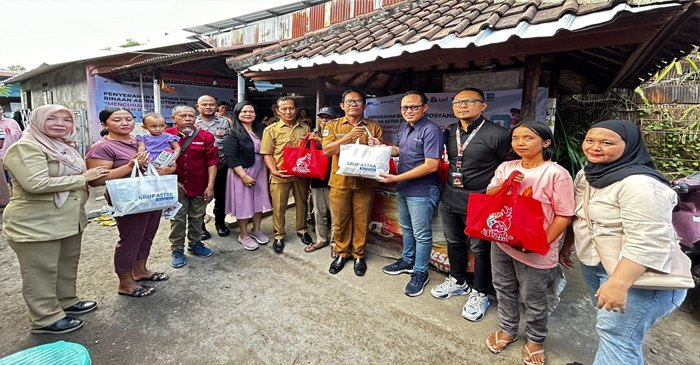 Astra Group melalui Astra Motor NTB saat turun langsung menyerahkan bantuan ke masyarakat tepatnya di Posyandu Cempaka Merah Lingkungan Batuaya, Kelurahan Cakranegara Selatan, Kecamatan Cakranegara, Kota Mataram.