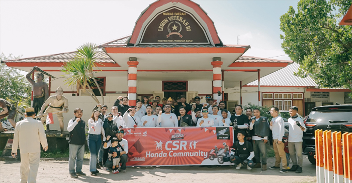 Komunitas HALO dan Honda PCX fose bersama Ketua Veteran Legiun NTB, M Abdul Kadir di sela-sela kegiatan Convoy Merdeka.