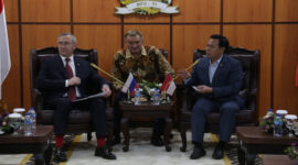 Ketua DPD RI, Sultan B Najamudin saat menerima Gubernur Negara Bagian Kaluga Federasi Rusia, Shapsha Sergey bersama rombongan di ruang rapat delegasi lantai 8 Gedung Nusantara I, Komplek Parlemen Senayan, Jakarta.