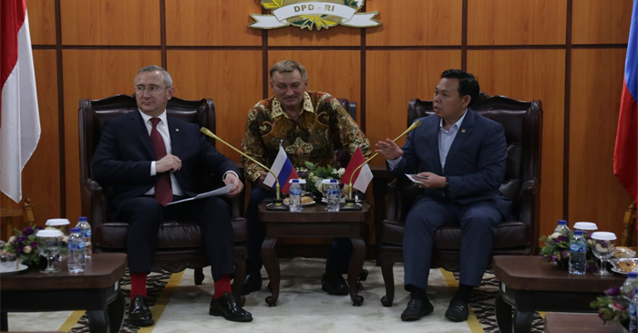 Ketua DPD RI, Sultan B Najamudin saat menerima Gubernur Negara Bagian Kaluga Federasi Rusia, Shapsha Sergey bersama rombongan di ruang rapat delegasi lantai 8 Gedung Nusantara I, Komplek Parlemen Senayan, Jakarta.