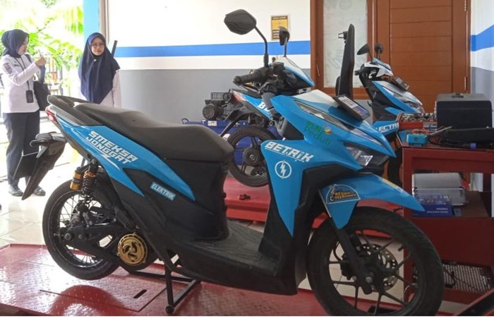 SMKN 1 Jonggat, Lombok Tengah, resmi mengantongi sertifikat bengkel konversi sebagai bengkel pemasangan, perawatan dan pemeriksaan peralatan instalasi sistem penggerak motor listrik pada kendaraan bermotor dari Kemenhub.