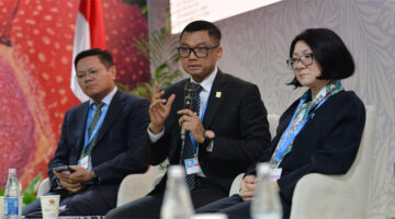 Dirut PLN, Darmawan Prasodjo saat menyampaikan komitmen PLN untuk mendukung target Pemerintah Indonesia dalam mencapai pertumbuhan ekonomi 8% melalui swasembada energi yang berkelanjutan, di sela-sela kegiatan Pavilion Indonesia COP29, CEO Climate Talks, Baku, Azerbaijan, Senin (11/11/2024).