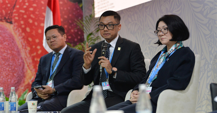 Dirut PLN, Darmawan Prasodjo saat menyampaikan komitmen PLN untuk mendukung target Pemerintah Indonesia dalam mencapai pertumbuhan ekonomi 8% melalui swasembada energi yang berkelanjutan, di sela-sela kegiatan Pavilion Indonesia COP29, CEO Climate Talks, Baku, Azerbaijan, Senin (11/11/2024).