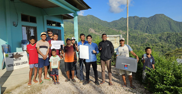 PT PLN UIP Nusra melalui PLN Peduli memberikan bantuan akses internet ke masyarakat Desa Lungar, Kecamatan Satar Mese, Kabupaten Manggarai, NTT. 