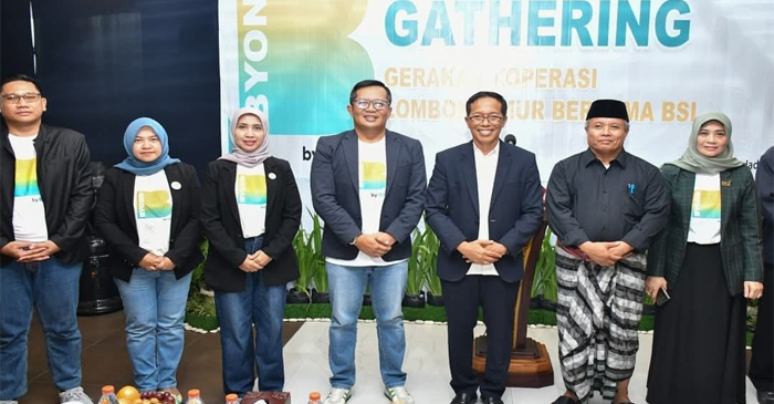 Pj Bupati Lotim, HM Juaini Taofik (tiga dari kanan) pose bersama di sela-sela acara Gathering Gerakan Koperasi Lotim Bersama BSI.