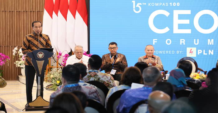 Presiden Jokowi saat menyampaikan sambutan pada acara Kompas100 CEO Forum 2024 yang digelar di Istana Garuda, di Ibu Kota Nusantara (IKN), pada Jumat (11/10/2024).