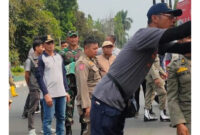 Pj Bupati Lotim, HM Juaini Taofik (kaos putih) saat memimpin penertiban APK.