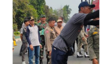 Pj Bupati Lotim, HM Juaini Taofik (kaos putih) saat memimpin penertiban APK.