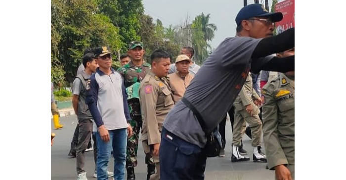 Pj Bupati Lotim, HM Juaini Taofik (kaos putih) saat memimpin penertiban APK.