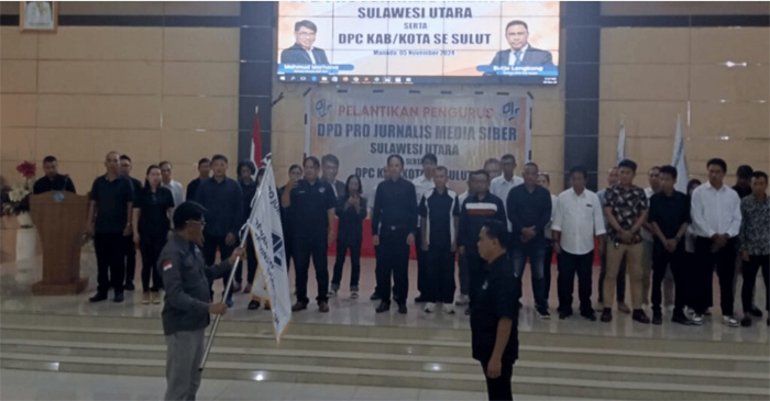 Ketum DPP PJS, Mahmud Marhaba saat menyerahkan Pataka DPD Sulut pada Pelantikan DPD Sulut dan DPC se-Sulut, di Graha Gubernuran Sulut, Selasa (5/11/2024).