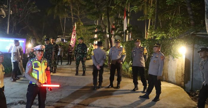 Terlihat anggota Polri dan TNI saat berjaga-jaga di arena debat terbuka jilid II Paslon Bupati–Wabup KLU, yang diselenggarakan oleh KPU KLU.