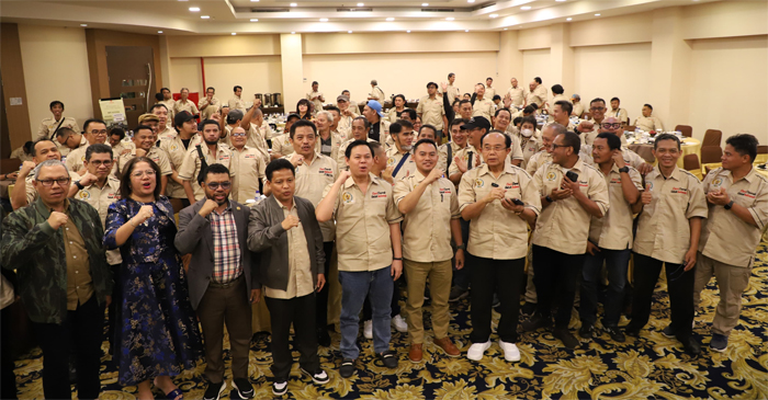 Suasana pose bersama di sela-sela acara Forum Komunikasi dan Diseminasi Program Kerja dengan Media (Press Gathering) bertajuk ‘’Kolaborasi Inklusif untuk Mempercepat Pembangunan Daerah: DPD RI dalam Peran Strategis Menuju Indonesia Emas 2045‘’, di Yogyakarta, Jumat malam (22/11/2024).