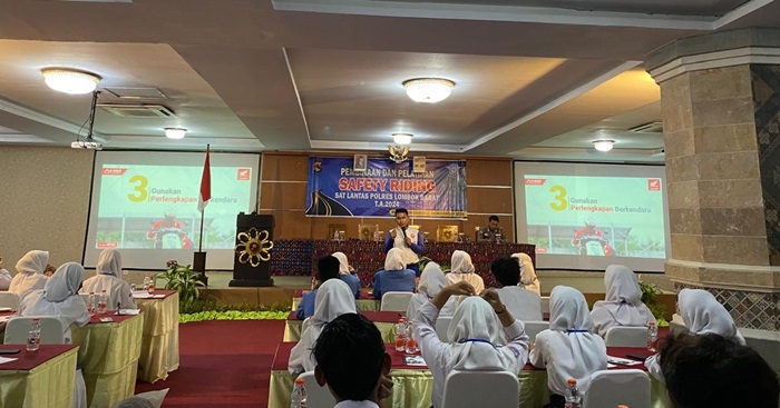 Para siswa-siswi dari SMK/SMA di Kabupaten Lobar saat mendapatkan edukasi safety riding dari Instruktur Safety Riding Astra Motor NTB.