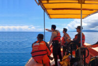 Tim SAR gabungan saat mengevakuasi seorang nelayan, Aan Dedi Saputra (23 tahun) yang menjadi korban hilang saat mencari ikan di perairan Desa Bugis, Pulau Medang, Kecamatan Labuhan Badas.