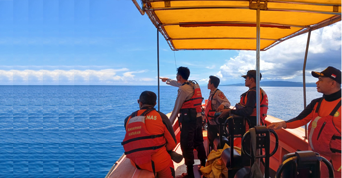 Tim SAR gabungan saat mengevakuasi seorang nelayan, Aan Dedi Saputra (23 tahun) yang menjadi korban hilang saat mencari ikan di perairan Desa Bugis, Pulau Medang, Kecamatan Labuhan Badas.