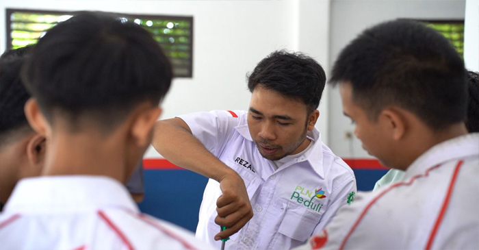 Terlihat siswa SMKN 3 Mataram saat melakukan kegiatan pelatihan konversi motor listrik.