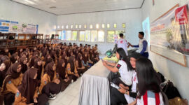 Para siswa-siswi SMKN 3 Sumbawa Besar saat mendapatkan edukasi safety riding dari Instruktur Safety Riding Astra Motor NTB.  