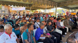 Suasana pertemuan antara pihak PLN dengan masyarakat lokal.  