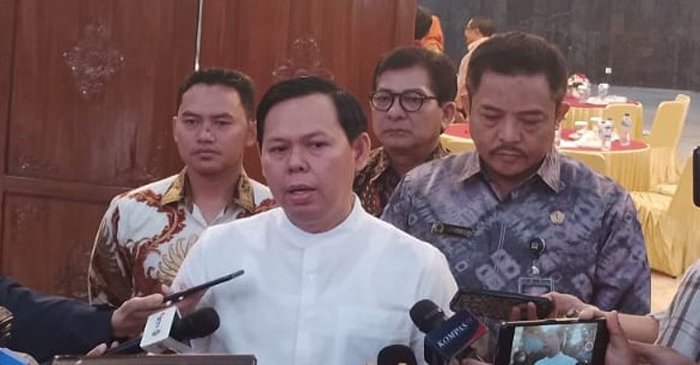 Ketua DPD RI, Sultan B Najamudin didampingi Plh Sekjen DPD RI, Lalu Niqman Zahir; Kepala Biro Protokol Humas  dan Media, Mahyu Darma, dan Ketua KWP, Ariawan saat memberikan keterangan pers kepada awak media.