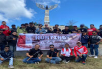 Seluruh peserta touring berswafoto usai bersih-bersih Tugu Persaudaraan Bikers.