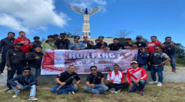 Seluruh peserta touring berswafoto usai bersih-bersih Tugu Persaudaraan Bikers.