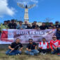 Seluruh peserta touring berswafoto usai bersih-bersih Tugu Persaudaraan Bikers.