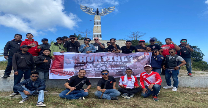 Seluruh peserta touring berswafoto usai bersih-bersih Tugu Persaudaraan Bikers.