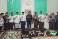 Cagub NTB, Lalu Muh Iqbal pose bersama di sela-sela kegiatan ziarah ke makam ulama besar Lombok, TGKH Muh Ali Batu, di makam Batu Bangke, Sakra, Lombok Timur, Rabu (5/11/2024).
