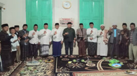 Cagub NTB, Lalu Muh Iqbal pose bersama di sela-sela kegiatan ziarah ke makam ulama besar Lombok, TGKH Muh Ali Batu, di makam Batu Bangke, Sakra, Lombok Timur, Rabu (5/11/2024).
