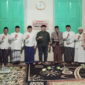 Cagub NTB, Lalu Muh Iqbal pose bersama di sela-sela kegiatan ziarah ke makam ulama besar Lombok, TGKH Muh Ali Batu, di makam Batu Bangke, Sakra, Lombok Timur, Rabu (5/11/2024).
