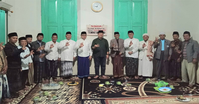 Cagub NTB, Lalu Muh Iqbal pose bersama di sela-sela kegiatan ziarah ke makam ulama besar Lombok, TGKH Muh Ali Batu, di makam Batu Bangke, Sakra, Lombok Timur, Rabu (5/11/2024).
