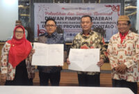 Suasana pose bersama usai penandatanganan MoU antara BSKDN Kemendagri dengan ADRI, di Kantor Dewan Pimpinan Daerah (DPD) ADRI Provinsi Gorontalo, Sabtu (28/12/2024).