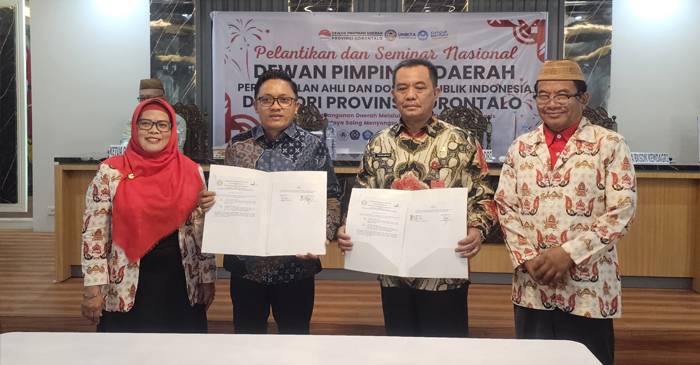 Suasana pose bersama usai penandatanganan MoU antara BSKDN Kemendagri dengan ADRI, di Kantor Dewan Pimpinan Daerah (DPD) ADRI Provinsi Gorontalo, Sabtu (28/12/2024).