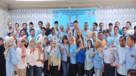Para relawan yang tergabung dalam Aliansi Relawan Prabowo-Gibran (ARPG) NTB pose bersama di sela-sela kegiatan silaturahmi dan konsolidasi.