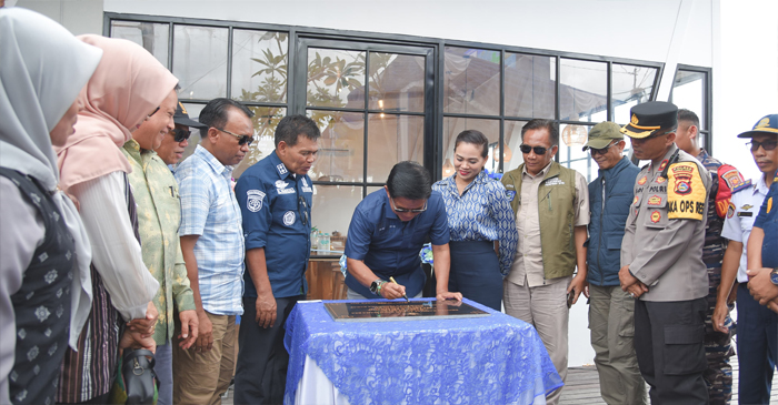 Pj Gubernur NTB, Hassanudin saat meresmikan Cafetaria VIP Lounge, di Pelabuhan Pemenang, Kabupaten Lombok Utara (KLU), pada Sabtu (28/12/2024).