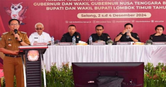 Pj Bupati Lotim, HM Juaini Taofik saat menyampaikan sambutan pada Rapat Pleno Terbuka rekapitulasi hasil pemungutan suara Pilkada Gubernur dan Bupati tahun 2024, di halaman depan kantor KPU Lombok Timur, Senin (2/12/2024).