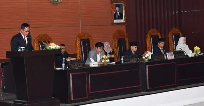 Pj Bupati Lotim, HM Juaini Taofik saat menyampaikan pidato terakhirnya pada Sidang Paripurna V Masa Sidang I, Jumat (29/11/2024).