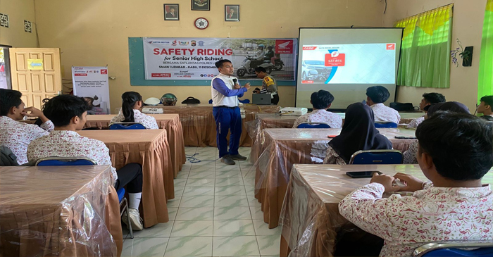 Satria Wiman Jaya selaku Instruktur Safety Riding dari Astra Motor NTB saat memberikan edukasi safety riding kepada para siswa-siswi SMAN 1 Lembar untuk menyegarkan kembali pengetahuan siswa-siswi terkait berkendara aman di jalan raya.