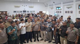 Wakil Ketua DPD RI, Tamsil Linrung (empat dari kiri depan) pose bersama di sela-sela menghadiri acara Muktamar ke-6 Serikat Tani Islam Indonesia (STII), di Aula Gedung PT Riset Perkebunan Nusantara Bogor, Jawa Barat, Sabtu (7/12/2024).