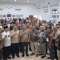 Wakil Ketua DPD RI, Tamsil Linrung (empat dari kiri depan) pose bersama di sela-sela menghadiri acara Muktamar ke-6 Serikat Tani Islam Indonesia (STII), di Aula Gedung PT Riset Perkebunan Nusantara Bogor, Jawa Barat, Sabtu (7/12/2024).